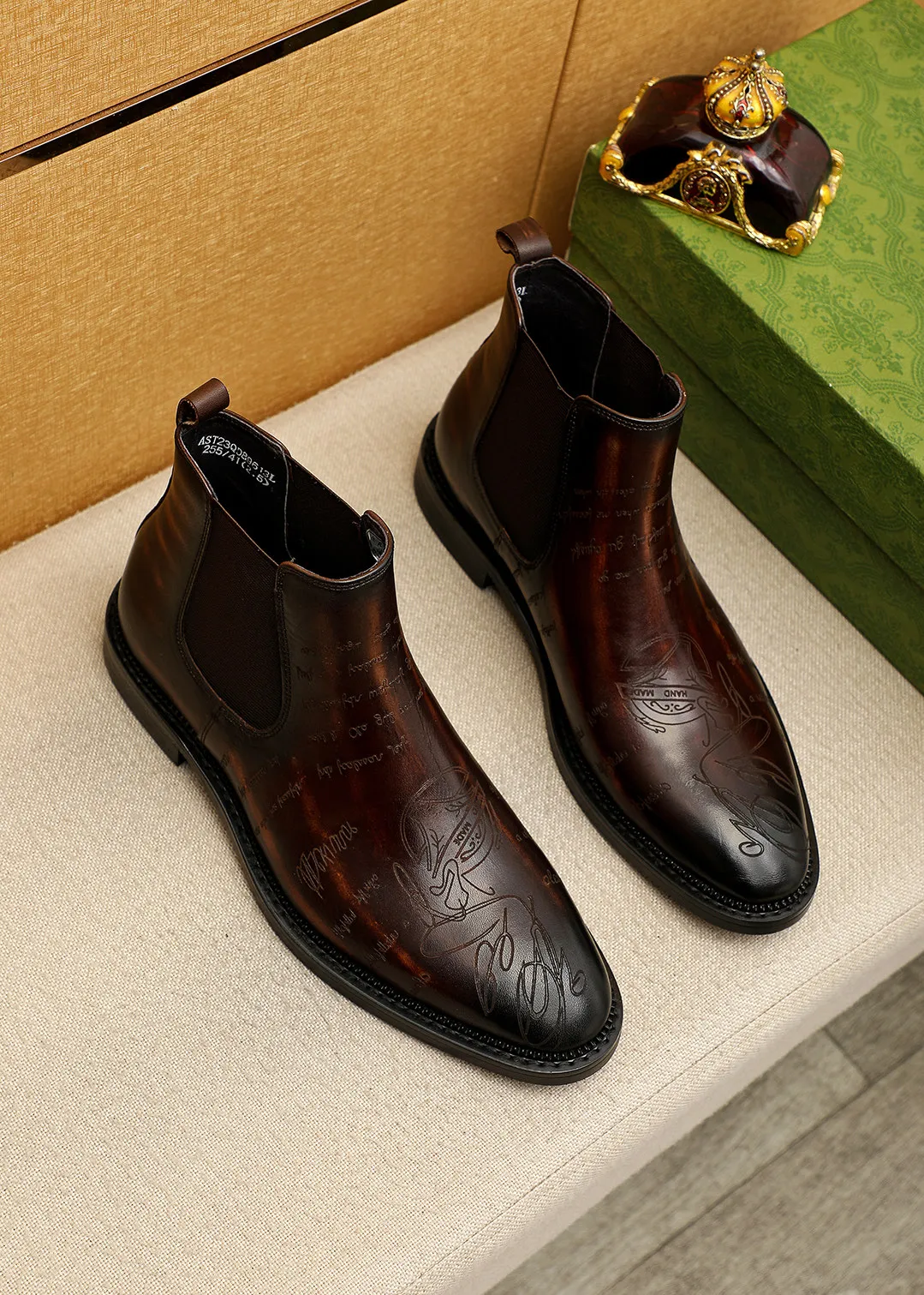 Men's shoes 💰640 💐 Product trademark: GUCCI "Gucci" high-top leather shoes Regular size: 38-44 (37.45.46🉑️Customized) Product materials: Selected imported first-layer calfskin embossed upper + luxury hardware buckle, imported sheep 🐑 leather lining. Strong three-dimensional visual effect, original outsole Color: 3⃣️colors available